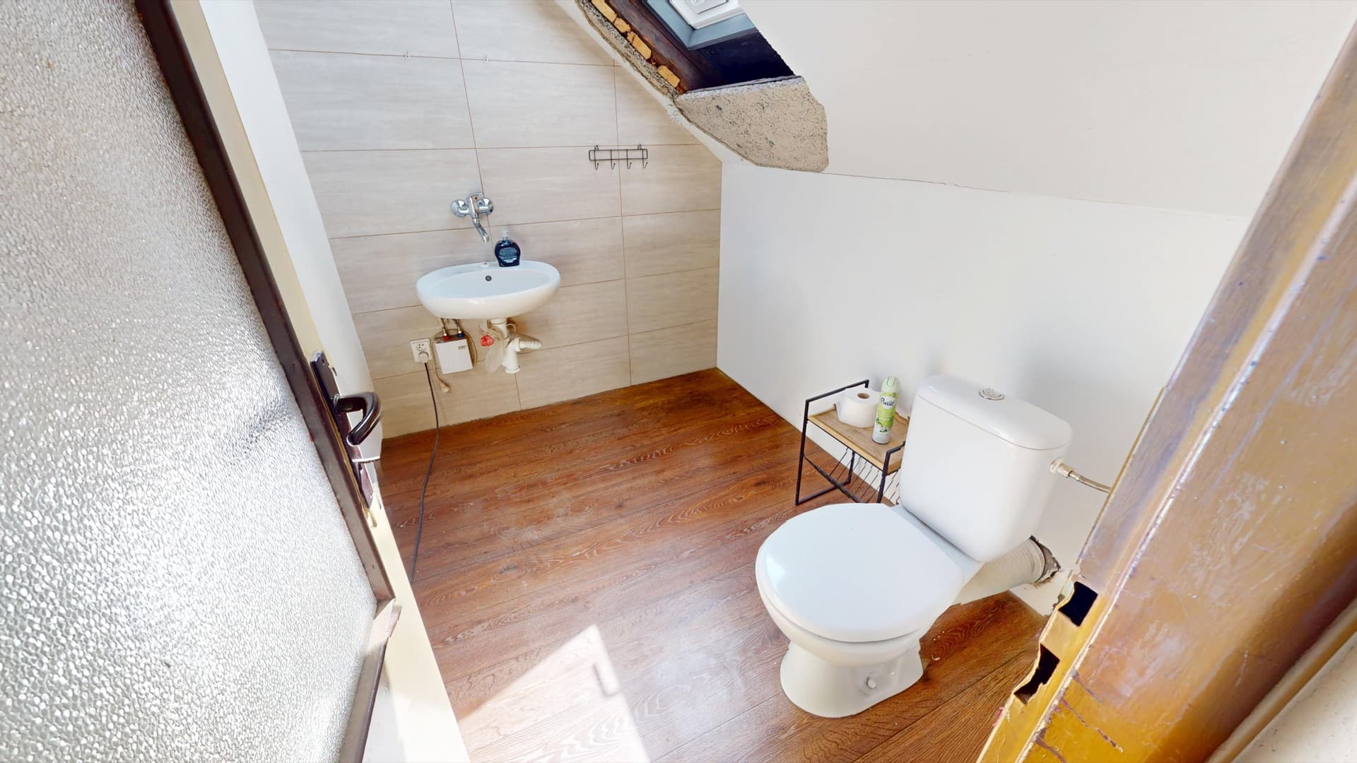 Samostatné WC v patře
