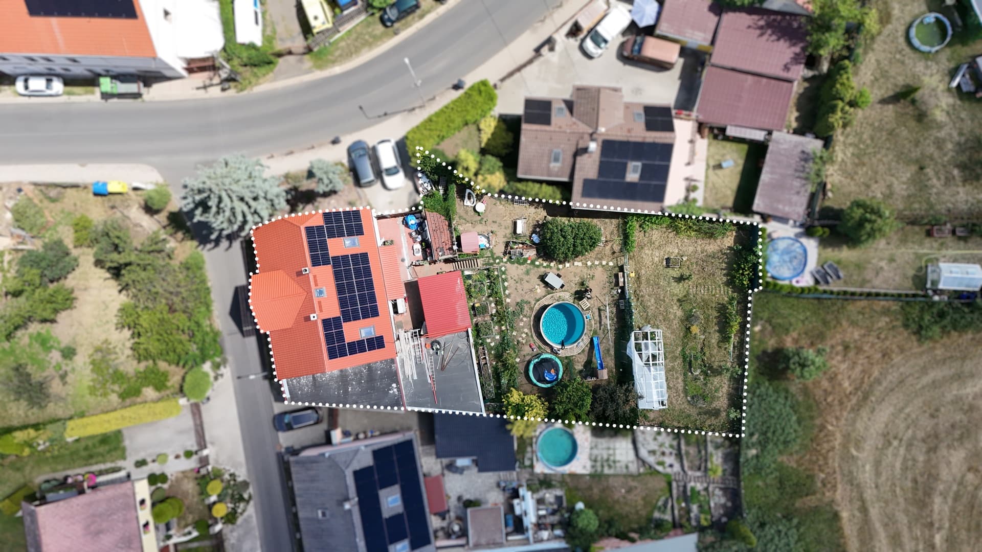 Letecký pohled na pozemek 731 m² se zahradou a bazénem