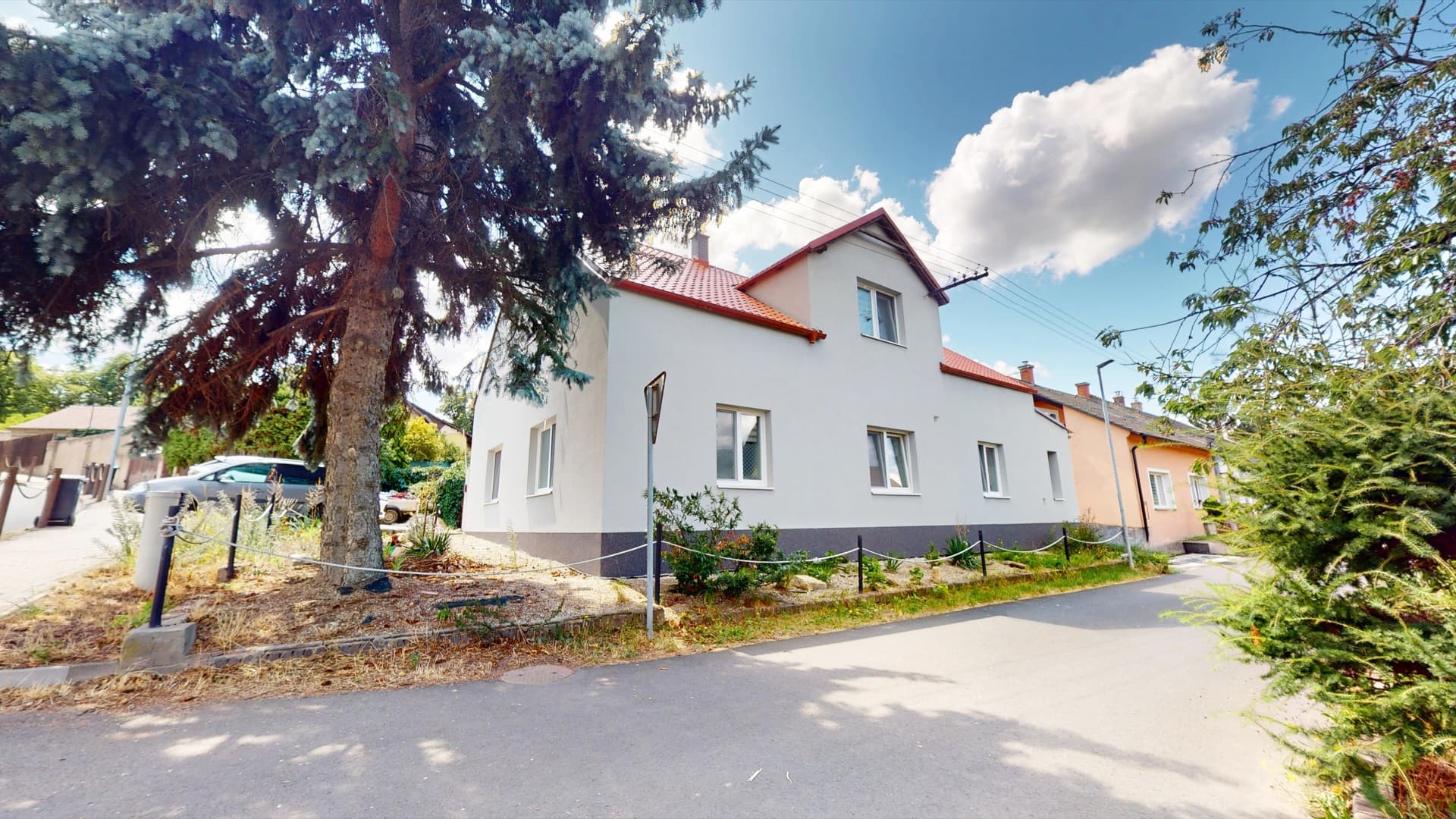 Dům se zahradou · Braňany